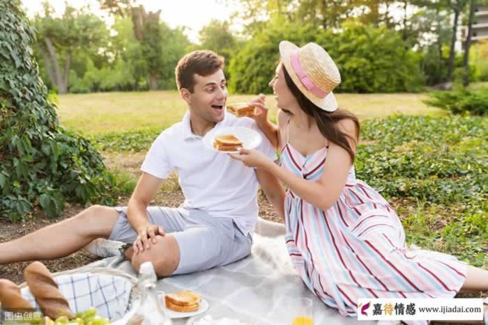 面对男人的背叛为什么有些年轻女孩会离婚，而中年女人会选择原谅_情感