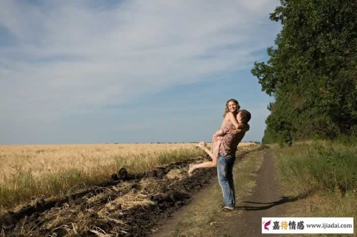 明明不爱你却频繁联系你的中年女人,其实大多是有这种想法_情感