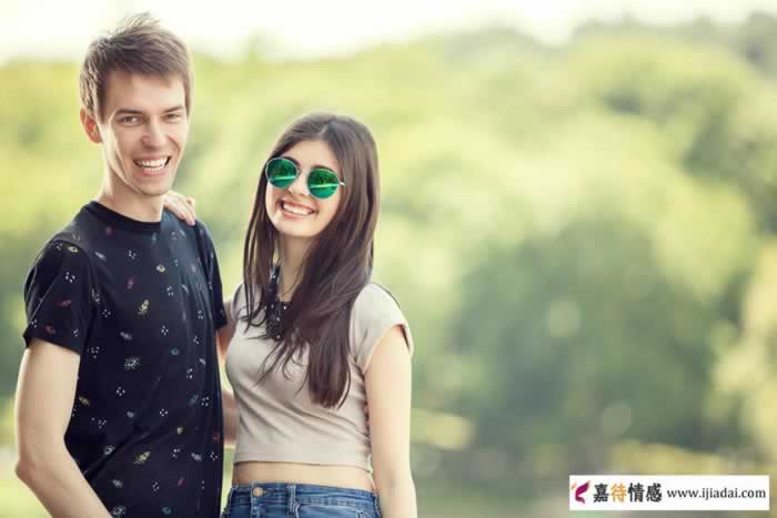 女人想和你婚外恋多数会给你这些暗示，尤其是人到中年_情感