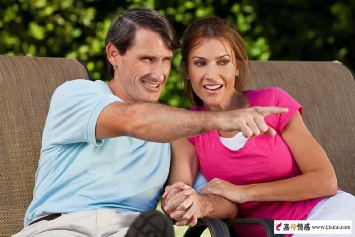 人到中年这几种异性相处很容易日久生情，已婚男女要多注意_情感