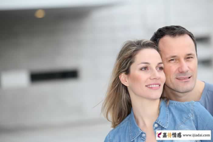 中年女人在外和婚外情人谈恋爱时，一般会有这四种表现_情感