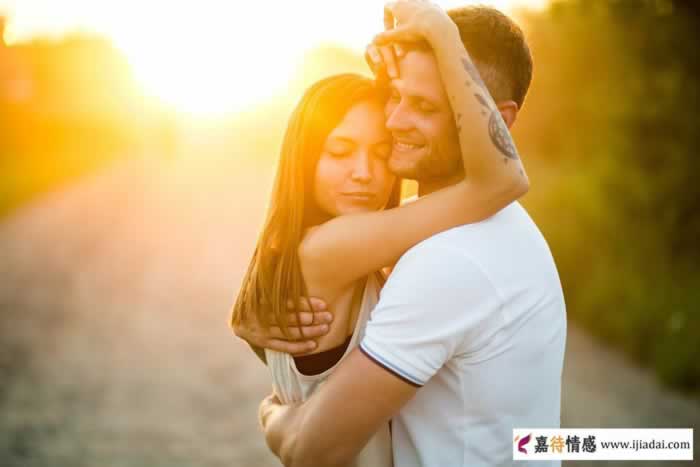 女人婚外有情时，为何总无法自拔？看看两个过来人的故事_情感