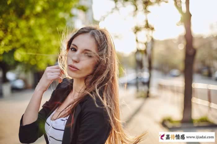 有了婚外情的女人对丈夫“隐瞒”得很好,对情人“恋恋不舍”_情感