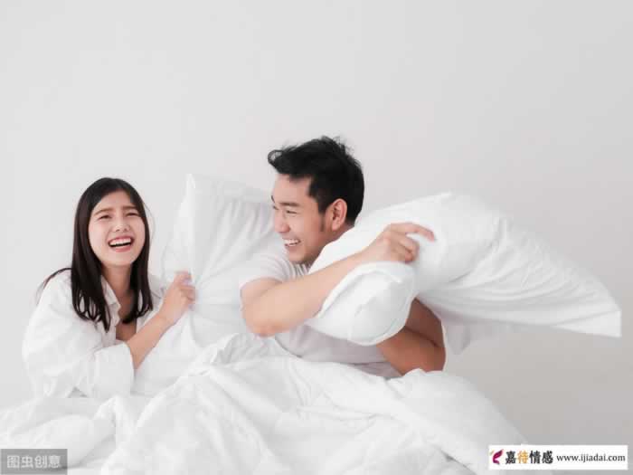 异性交往，男人在“拥抱”时有这些调皮动作，女人会更爱你_情感