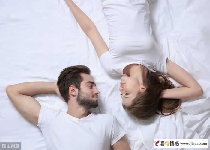 让女人失去抵抗力的四个动作,男人学会了,撩到她主动倒追你_情感
