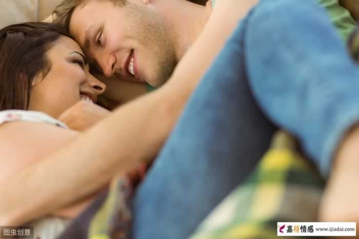 一个不主动联系你的女人，若是有这三个表现，其实她是爱你的_情感