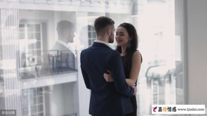 初次见面，女人一般会主要看男人四个地方，要多多注意_情感