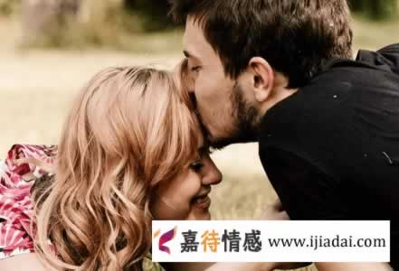 男人别只会“亲亲抱抱”,女生更喜欢五个动作,不妨试试_情感