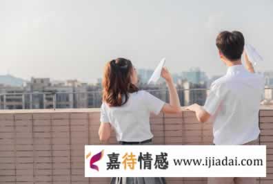 男人别只会“亲亲抱抱”,女生更喜欢五个动作,不妨试试_情感
