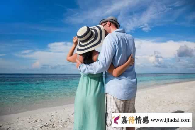 感情中，聪明的女人“搞定”一个男人，都会用这四个“招术”_情感