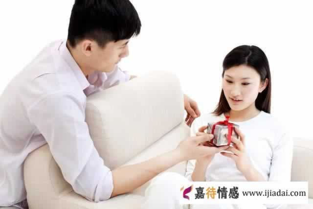 两性交往中,男人对你有这3个表现,说明不是真爱你_情感