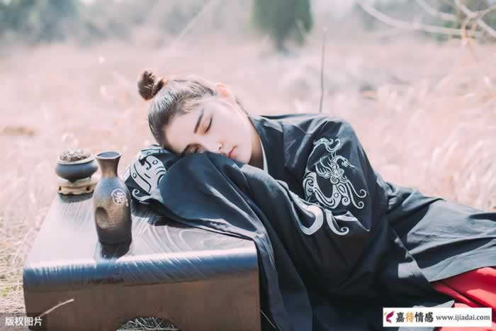 在感情里,聪明的女人都不会对男人太痴情_情感