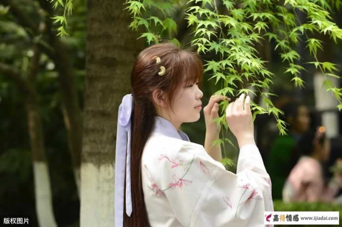 在感情里,聪明的女人都不会对男人太痴情_情感