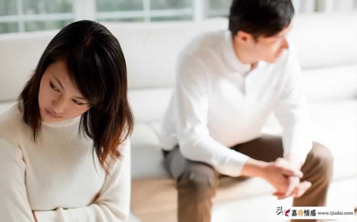 妻子出轨男闺蜜，丈夫的两难困境：离婚是自私，不离婚是窝囊_情感