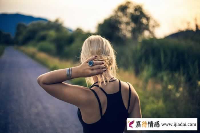 出轨的女人能回头吗？女朋友出轨的表现？_情感