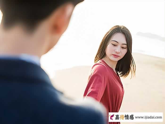 我老公和别的女人聊天,我该怎么办_情感