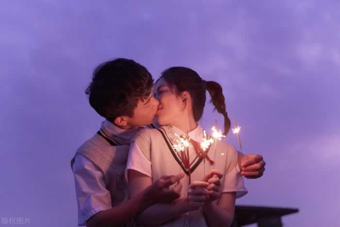分手后前任有女朋友，还用你给他拍的照片当头像，是什么心态？_情感
