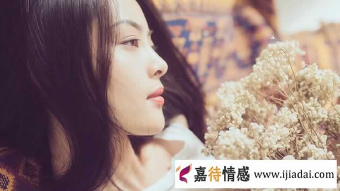 如何通过肢体接触判断女生心理?她主动可不全是要吃你豆腐_情感