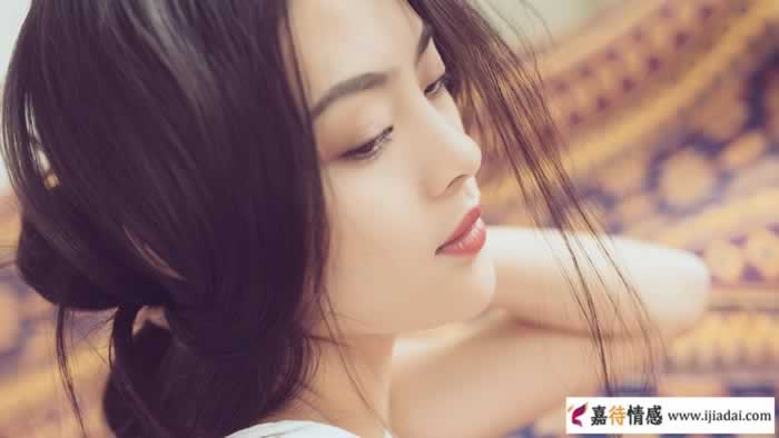 如何通过肢体接触判断女生心理?她主动可不全是要吃你豆腐_情感