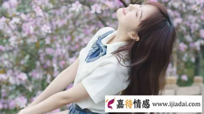 女人11种肢体语言 暴露了她内心最真实的想法_情感