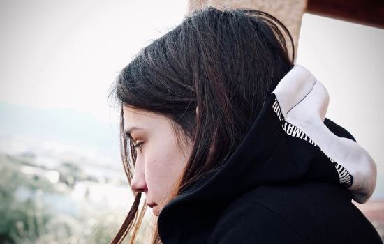 女朋友说三观不合，说我不信任她，怎么才能挽回？