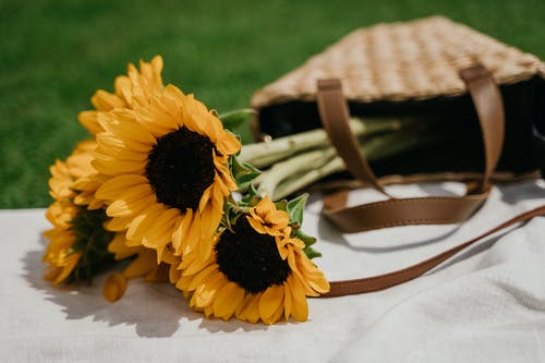 老公当着孩子面打我，离婚他不同意怎么办？