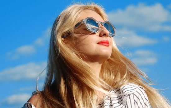 我喜欢的女生拒绝我，还跟我联系，她什么意思？