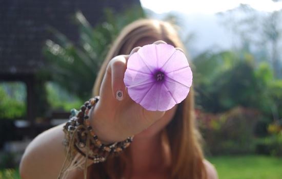 女朋友很物质很现实，要和我分手，我该怎么挽回她？