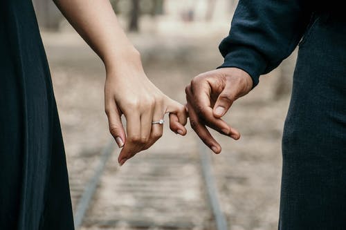 冷战后老公不联系我，该不该挽回？这些表现说明男人不爱你了