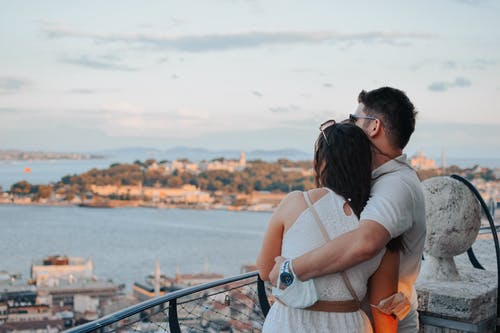 老公不回老婆短信怎么办？值不值得挽回？