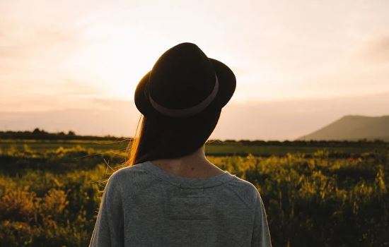 老公向着婆婆不理我怎么办，我该离婚吗？值不值得挽回？
