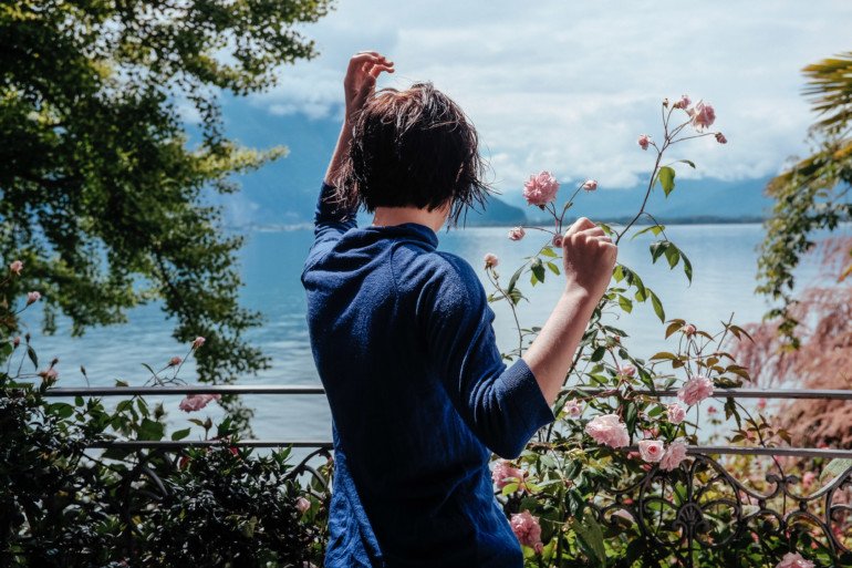 分手后女方跟异性暧昧该不该挽回