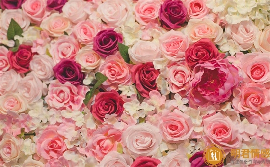 处女座性格：处女男对家中、父母、家人、好朋友都是有深厚的情感，对可怜的人更有同情心。