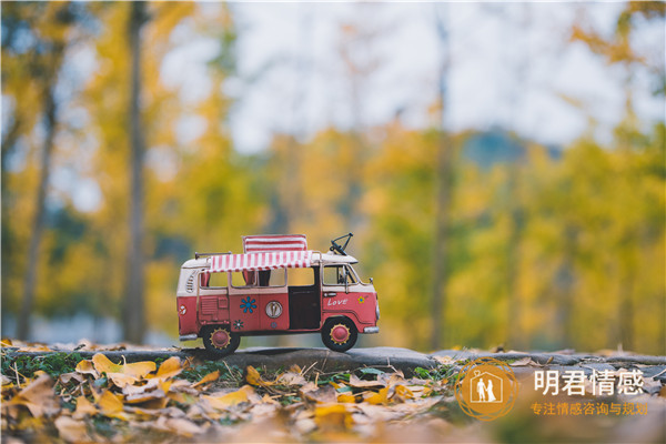 女孩有这几种表现就别追了,她根本不喜欢你